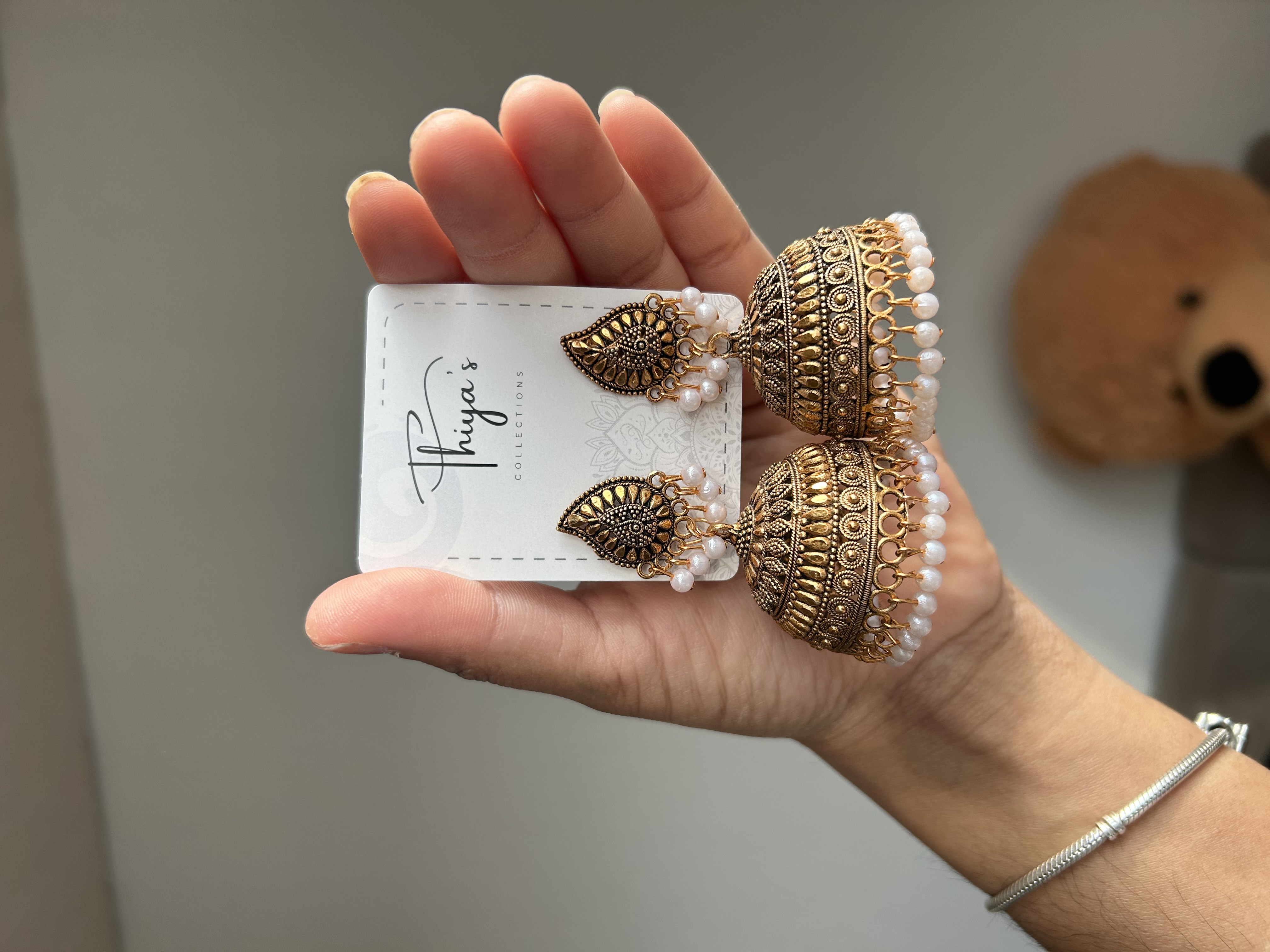 Thiya's Mango Leaf Pearl Jhumkas - Antikgoldene Ohrringe mit feinem Filigranwerk und weißen Perlen für einen femininen Look