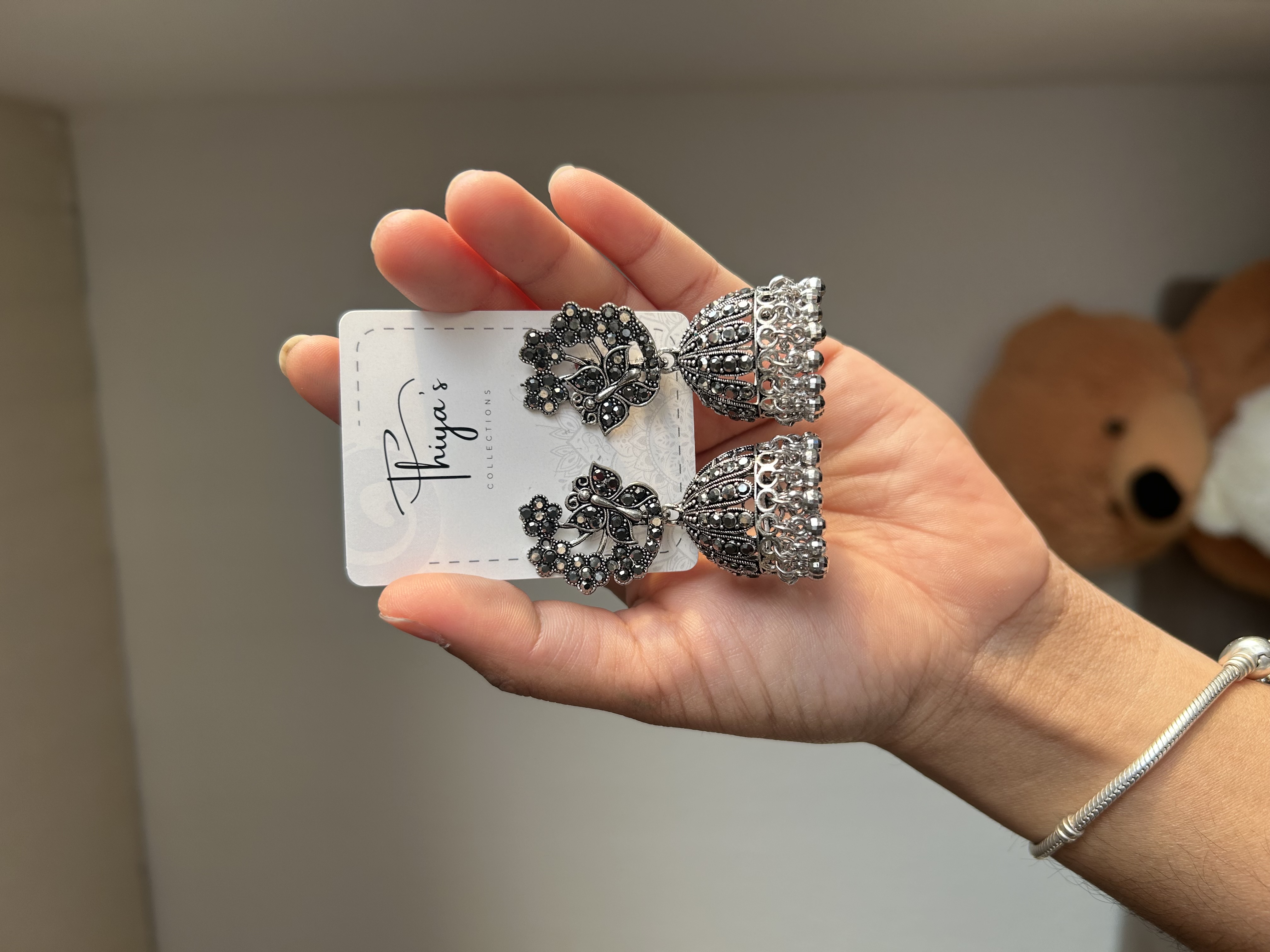Thiya's Oxidized Silber Blumen Jhumka Ohrringe mit antikem Finish und Kugelanhänger für Saree und Lehenga