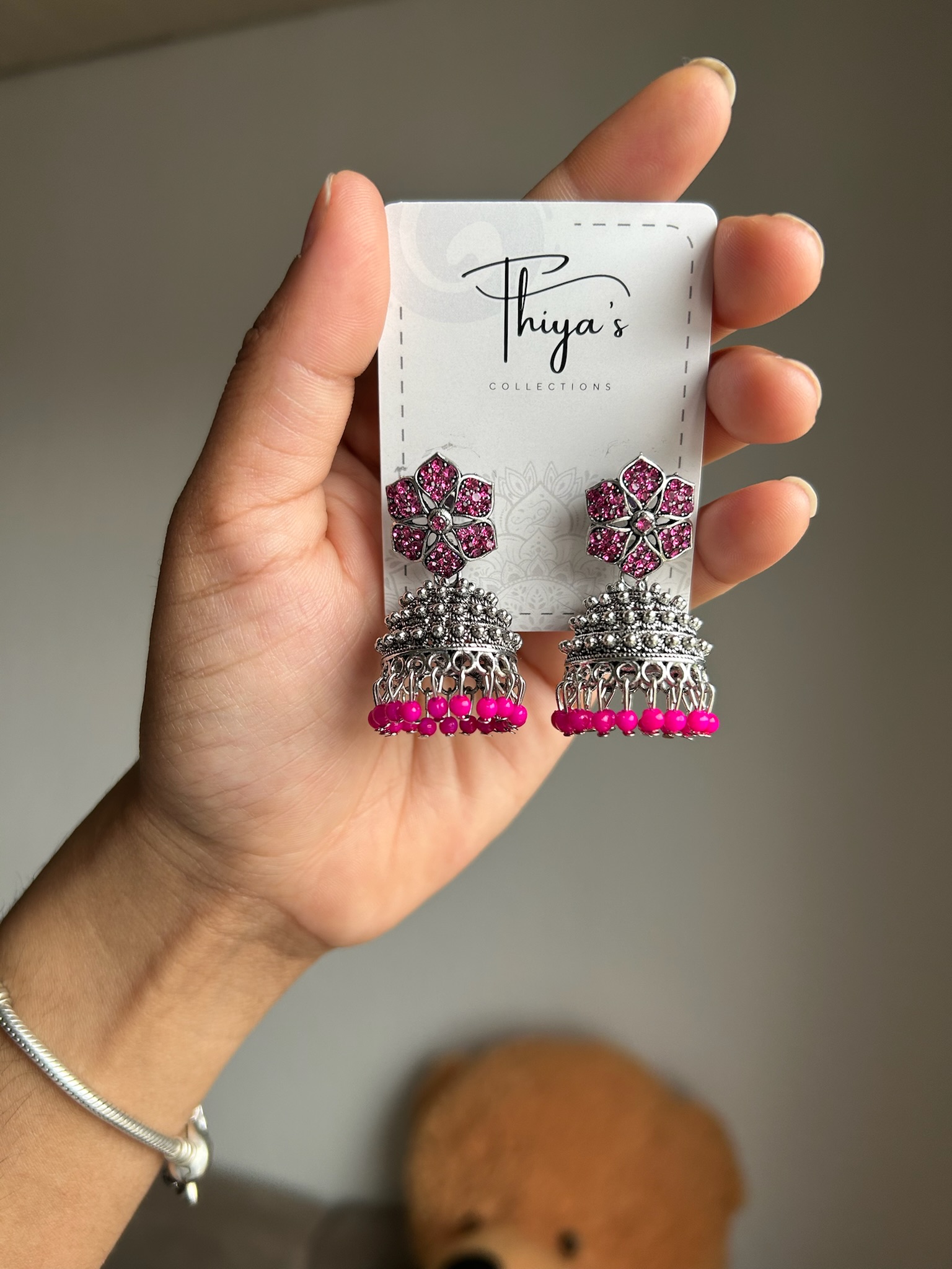 Thiya's The Six Petals Jhumka - Blumendesign mit roten Kristallen und oxidiertem Silber für einen festlichen Look