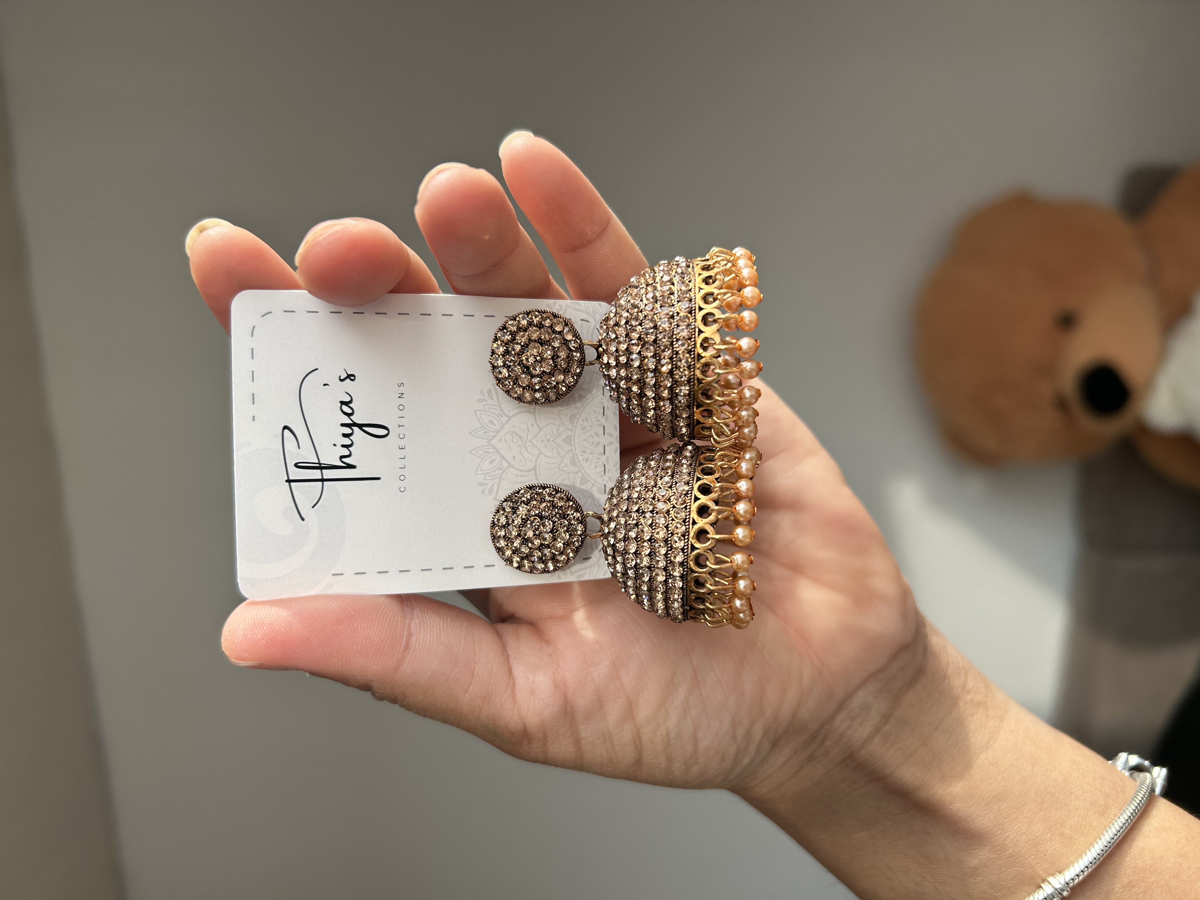 Thiya's Royal Bronze Spark Jhumkas mit reichem antikem Bronze-Finish und voller Steindetails leicht und bequem für lange Tragezeit