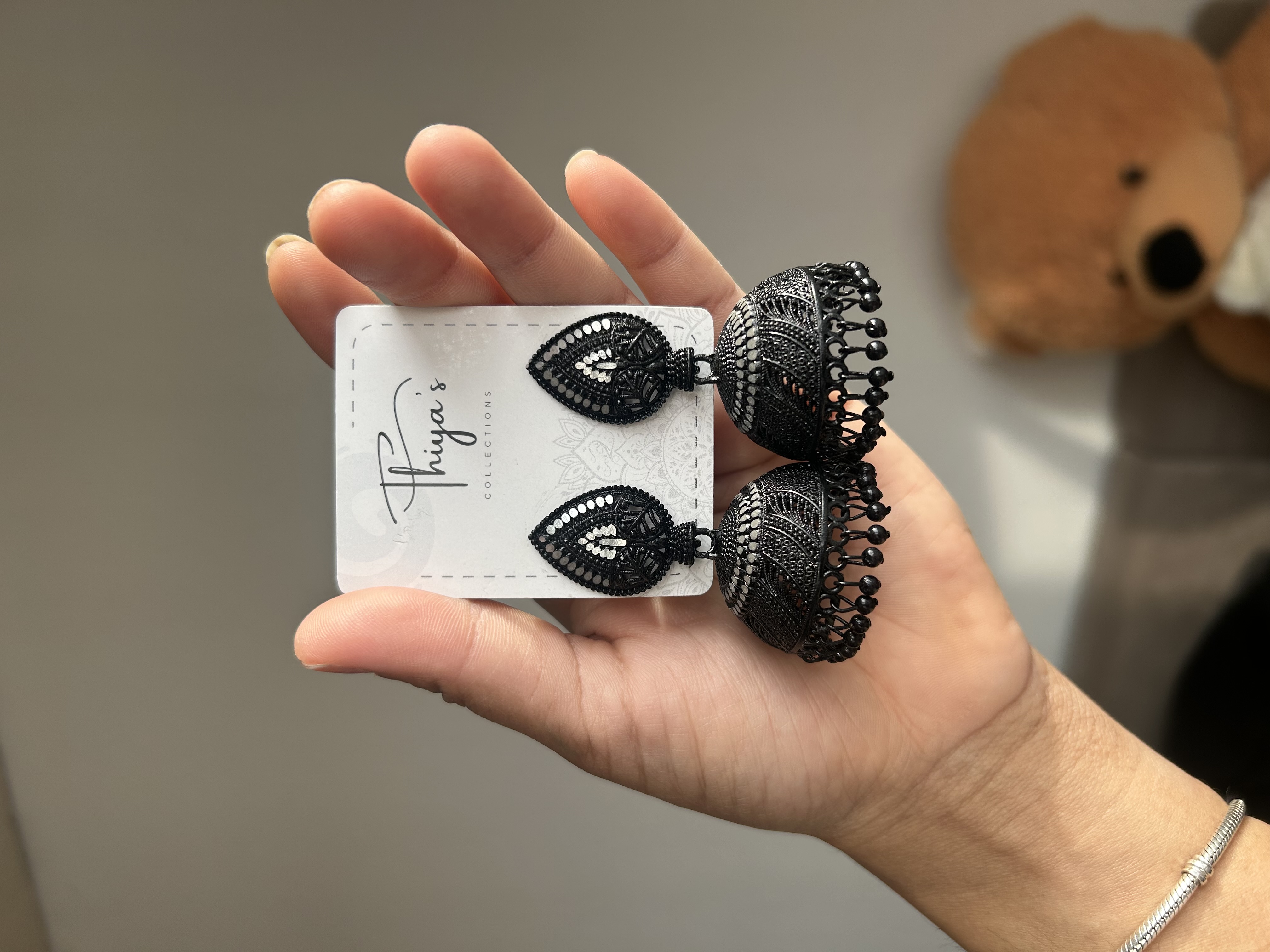 Thiya's Midnight Drop Jhumkas - Leicht und bequem für lange Nutzung, einfach zu kombinieren mit dunklen und hellen Outfits