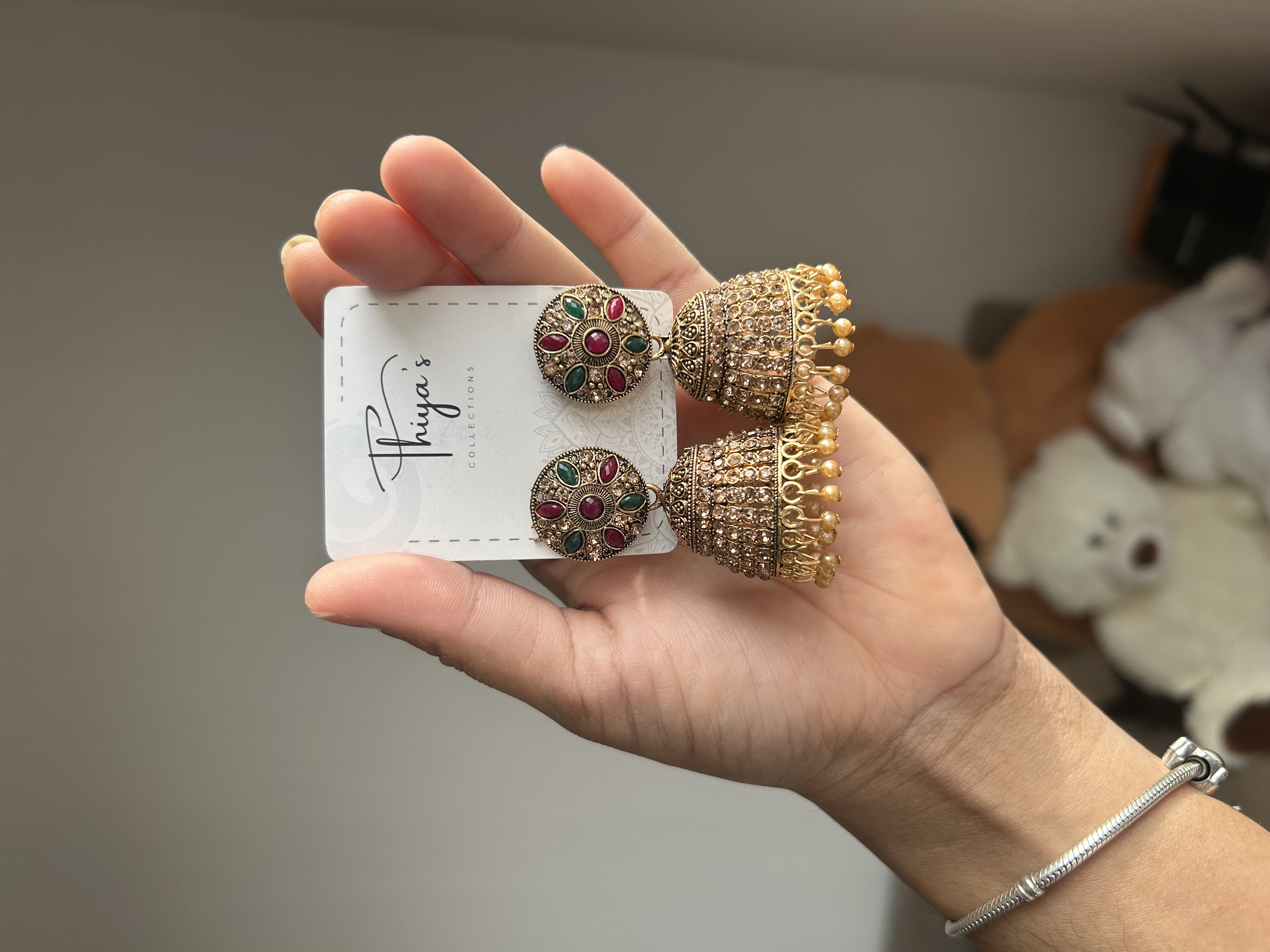 Thiya's Gold Multi Stone Jhumka Ohrringe mit roten und grünen Steinen runder Stud-Top mit floralem Design und hängenden Goldperlen für festliche Outfits
