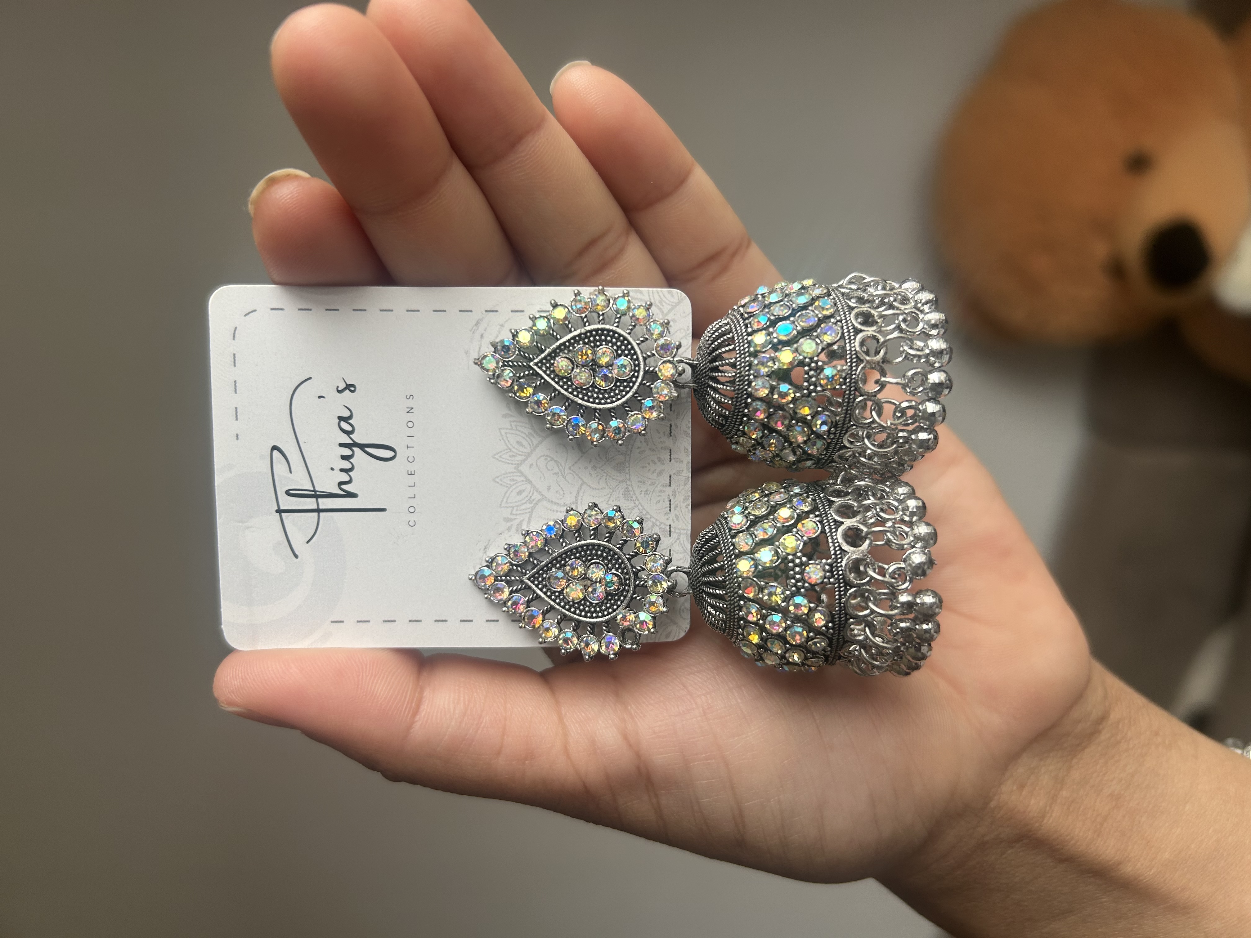 Thiya's Silver Rainbow Jhumkas mit schwarzer Silberbeschichtung und Aurora Borealis-Steinen elegante Tränenförmige Studs mit irisierenden Kristallen