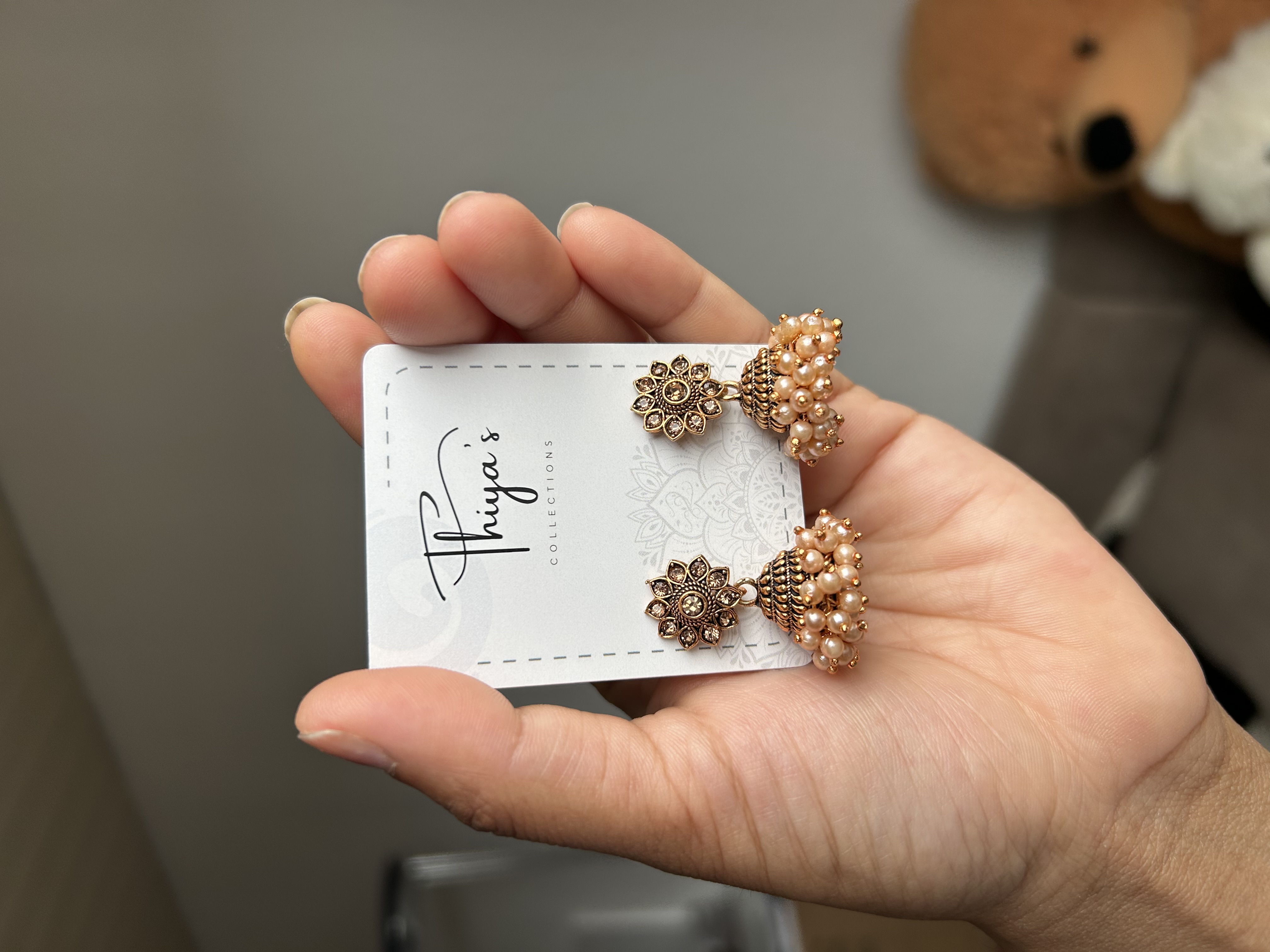 Thiya's Peach Cluster Jhumkas - Vintage-Inspirierte Metallbasis mit Sonnenblumen-Stud und Zentralem Strassstein für Eleganz und Zeitlosigkeit