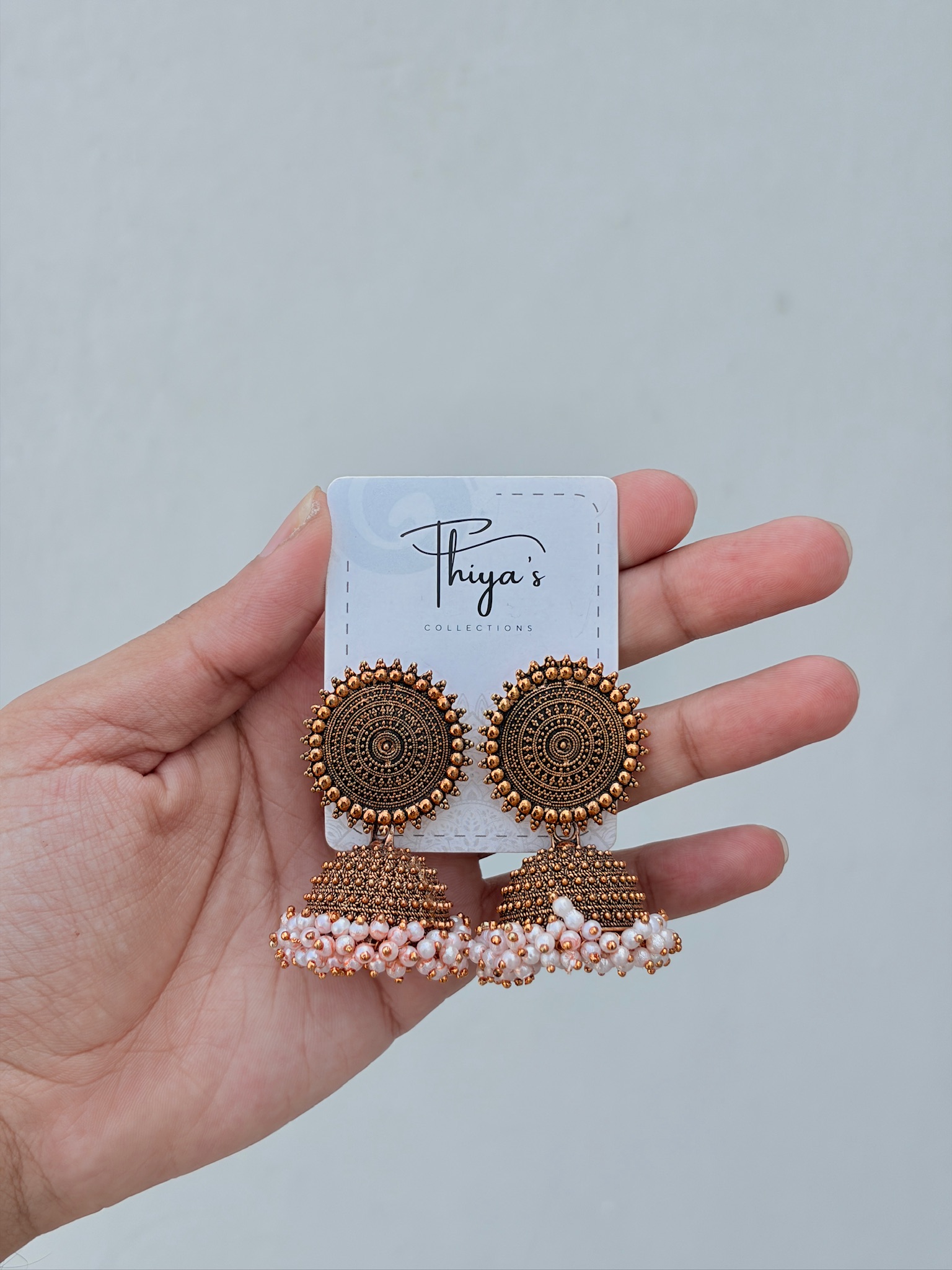 Thiya's Circle Jhumka Ohrringe mit großem, auffälligem runden Stud und passendem Glockenanhänger in rustikalem, antikem Metallfinish