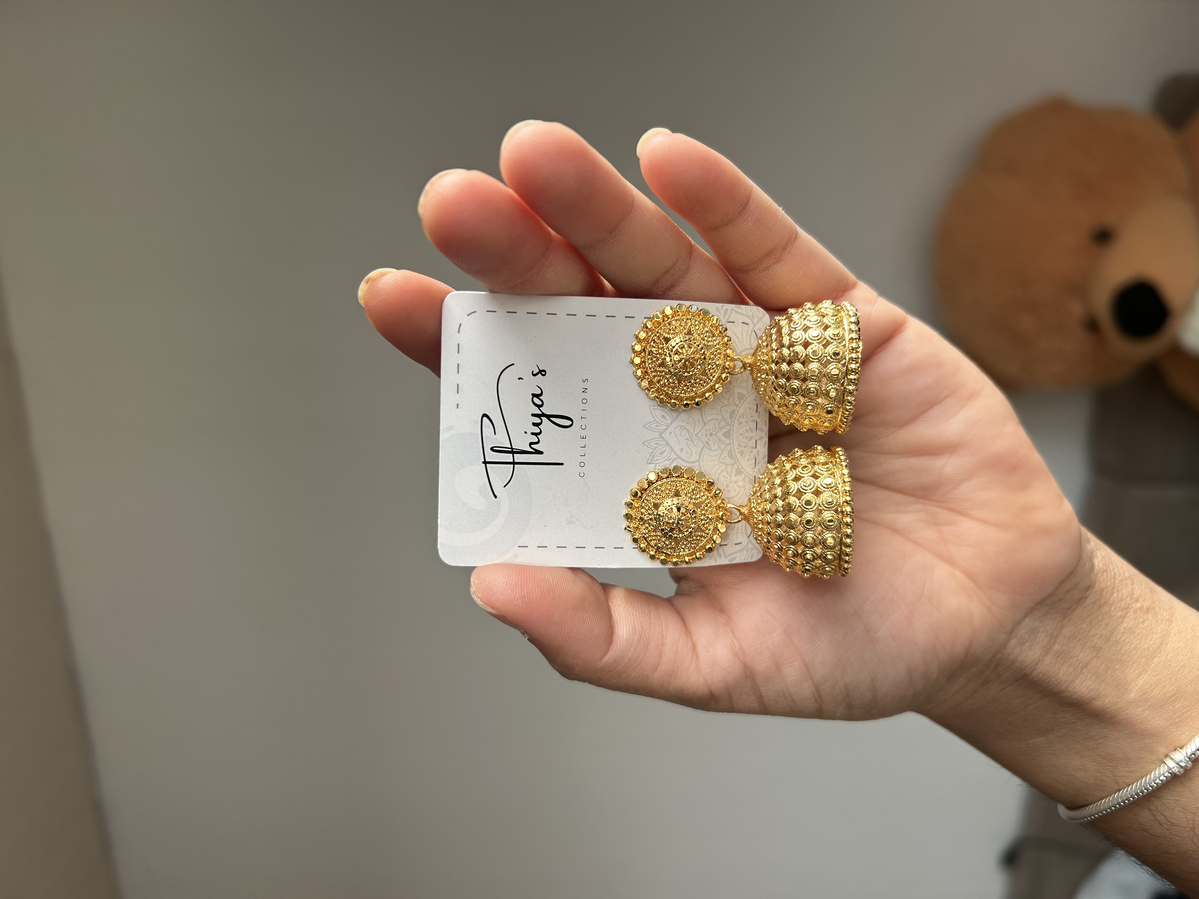 Thiya's Collections Classic Gold Tone Jhumka mit Radiant Gold-Tönung und Detailreicher Reliefarbeit für Saree Lehenga oder Salwar Suit