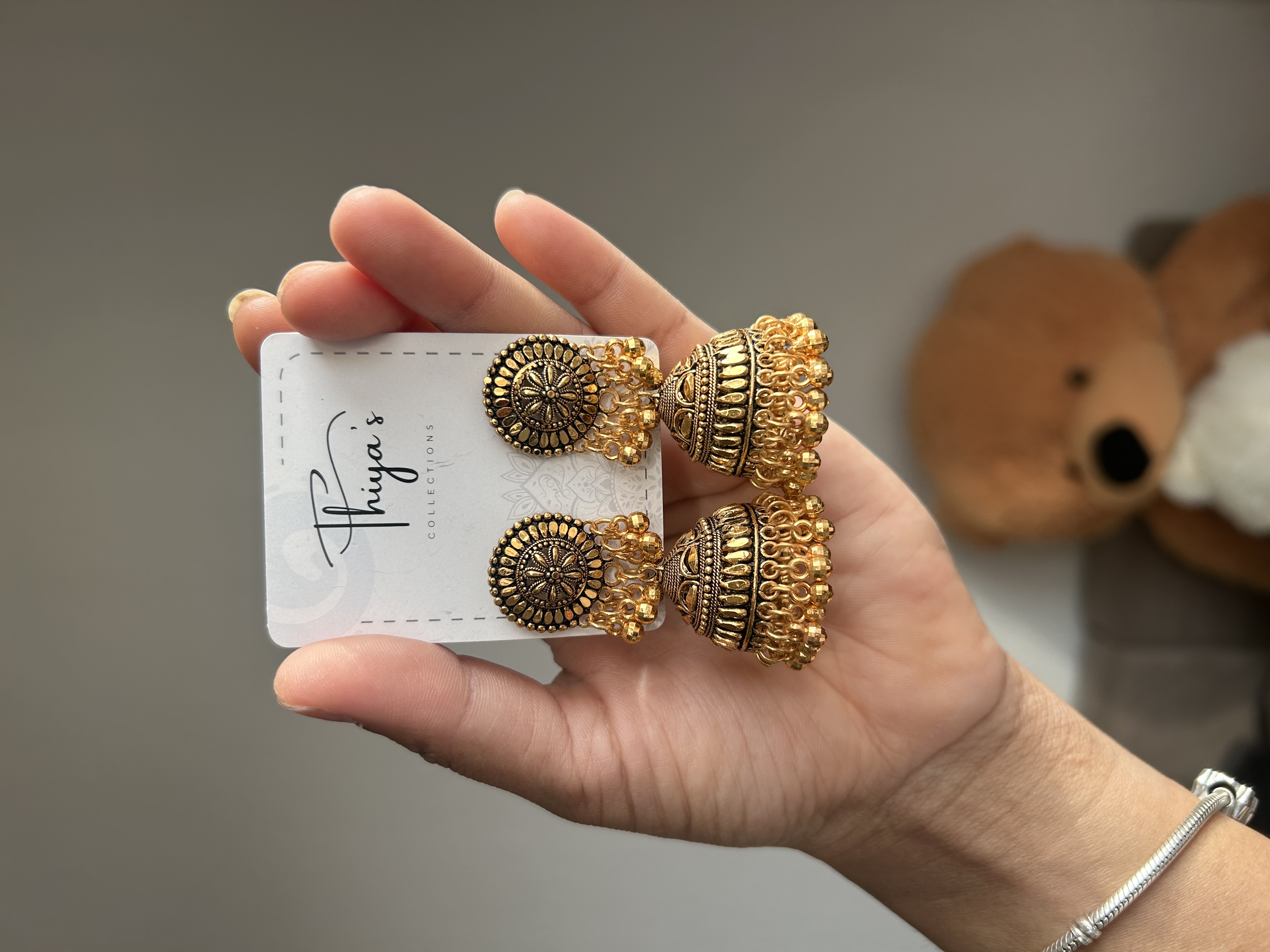 Thiya's Heritage Jhumkas - Raffinierte Goldfarbe mit Intrigen Carvings und Mandala-Muster für einen Vintage-Look