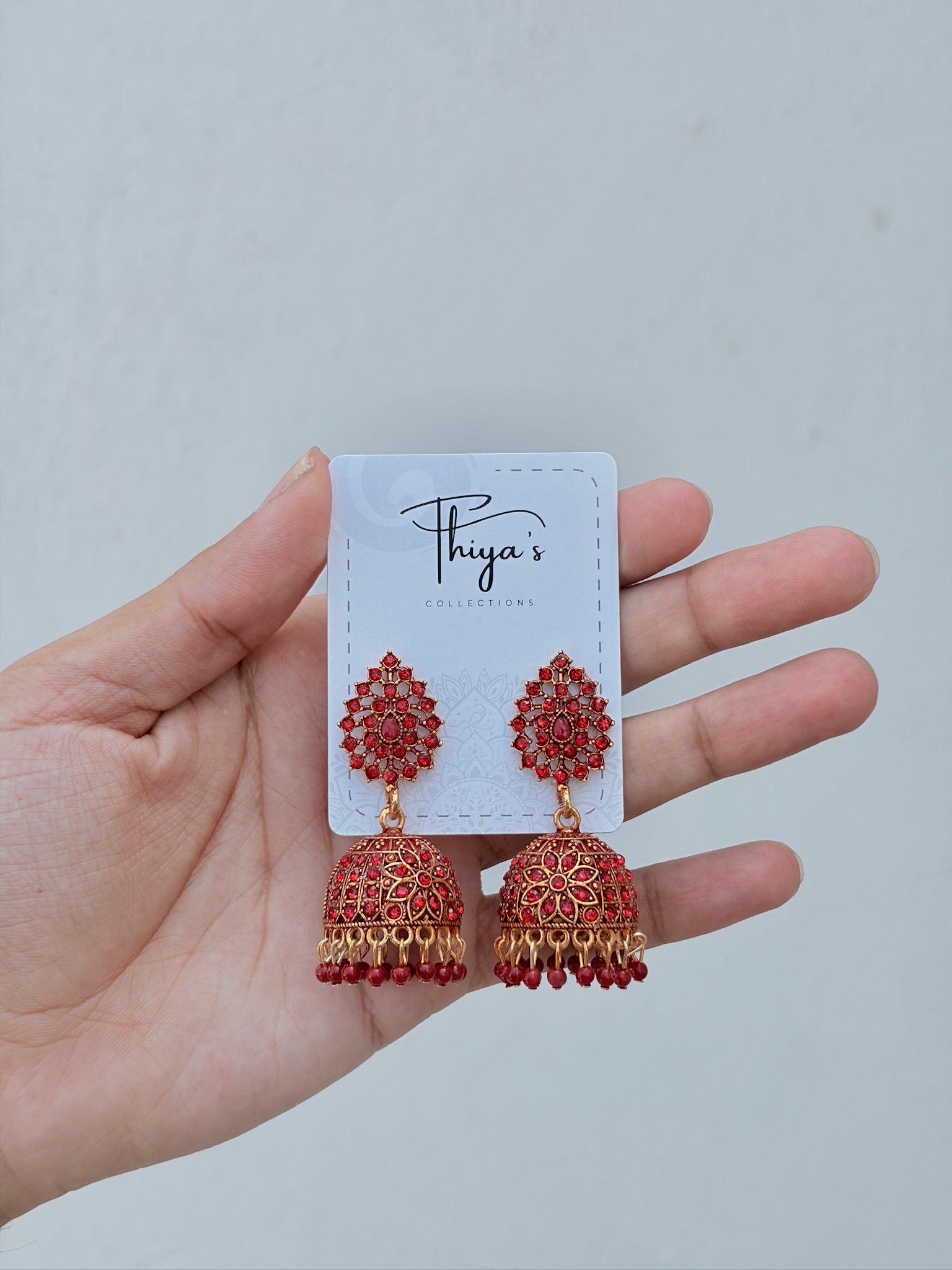 Thiya's Leaf Jhumka - Antik Gold-Ton Ohrringe mit Mehrfarbigen Steinen und Details im traditionellen Muster für Sari, Lehenga und Festliche Tracht