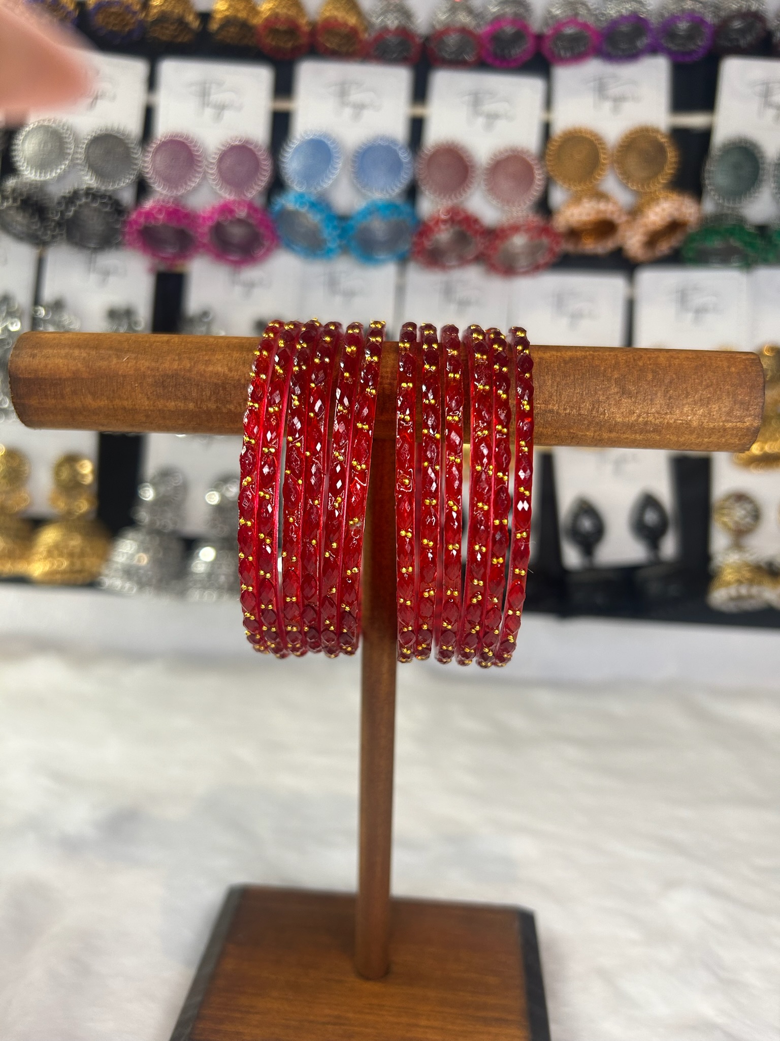 Vibrant Faceted Glass Bangles mit Gold-Detailing in reichen Farben für endlose Stacking-Optionen und elegante Tragegelegenheiten